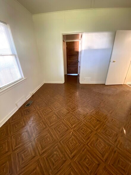 Building Photo - 3014 S Lindsay Ave