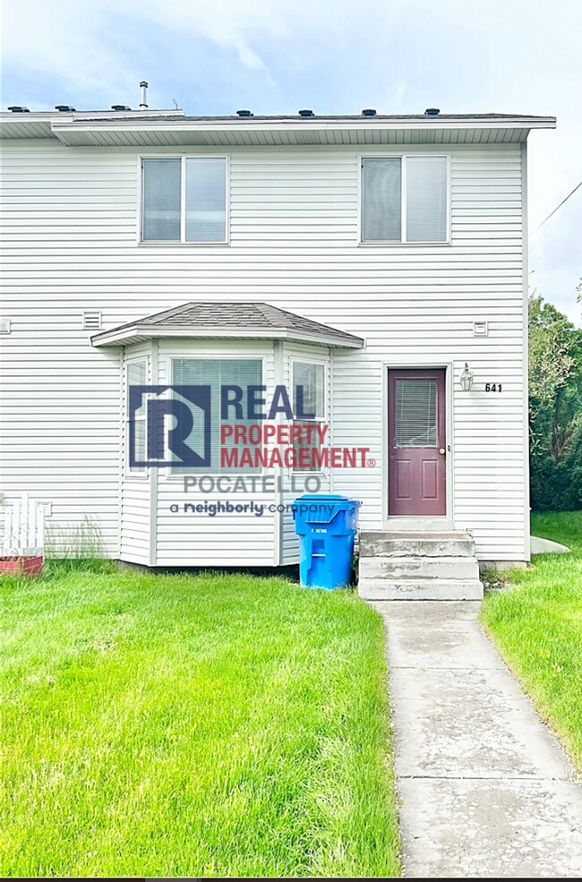 Building Photo - 4 Bedroom 1.5 Bath Townhome