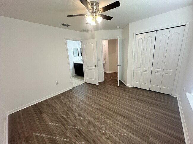 Building Photo - "Beautifully Maintained 3-Bed Townhouse with 2.5 Baths in Lakeland - Spacious 1,676 Sq. Ft.!"