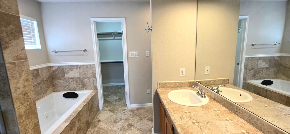 Building Photo - 1701 Brokenshoe Dr