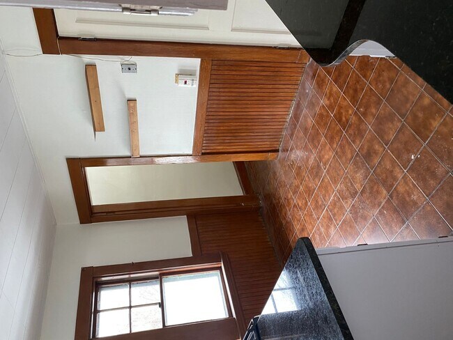 Building Photo - 1200 sq ft 3 bed 1 bath Brighton apartment!