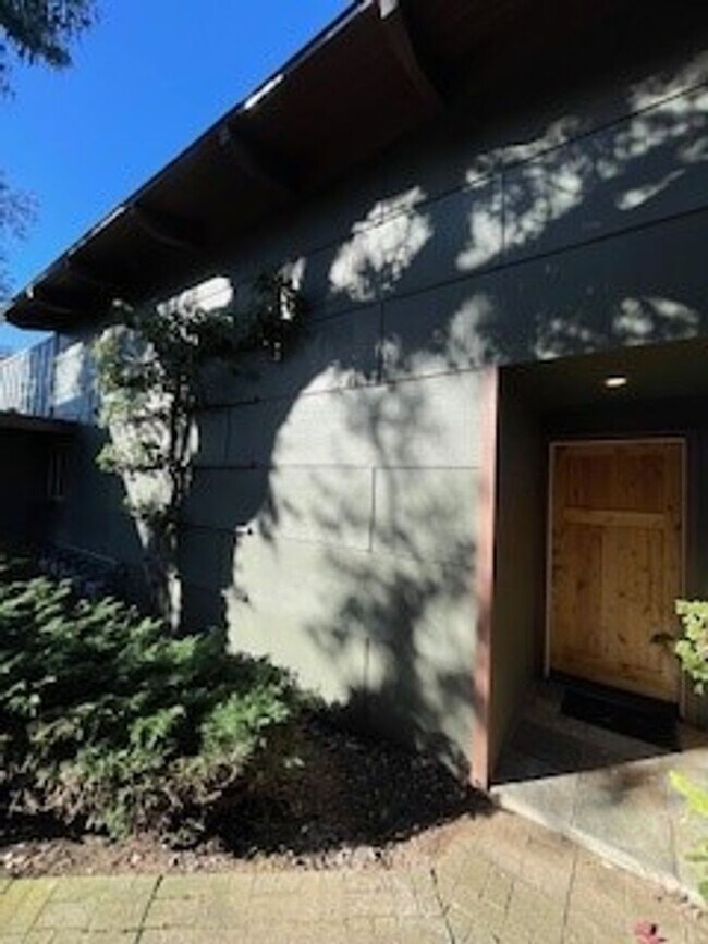 Building Photo - 481 Hillview St