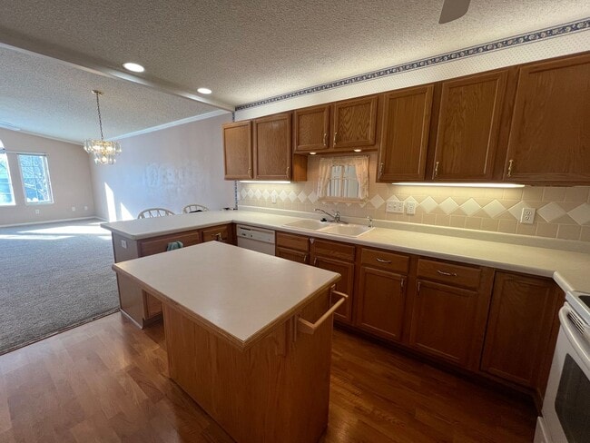 Building Photo - Beautiful 2-bedroom, 2-bathroom Townhome!