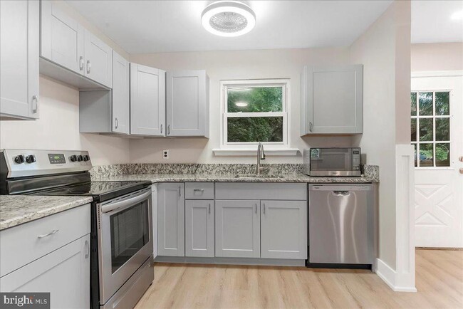 Building Photo - 372 Wells Terrace