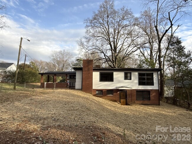 Building Photo - 2745 Dogwood Ave