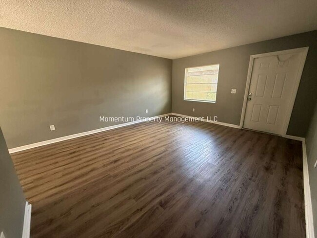 Building Photo - Cute & Quaint 2 Bedroom in Tampa!! READY NOW!!