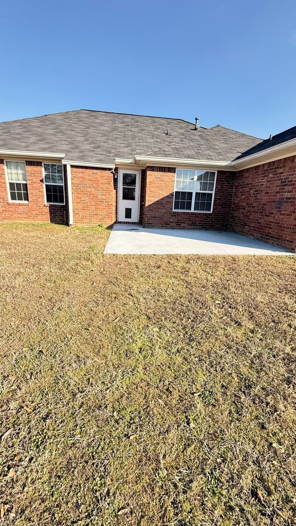 Building Photo - HOME FOR LEASE 4 BR 2 BATH RANCHSTYLE  SPLIT FLOOR PLAN AND OPEN  LARGE  FENCED BACKYARD  CONVENI...