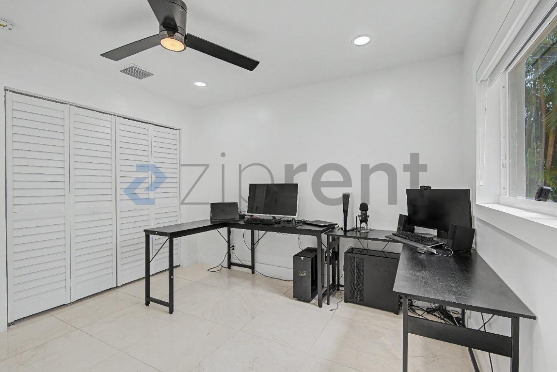Building Photo - Unit