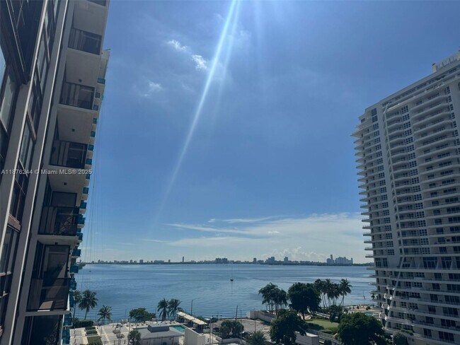 Building Photo - 600 NE 36th St