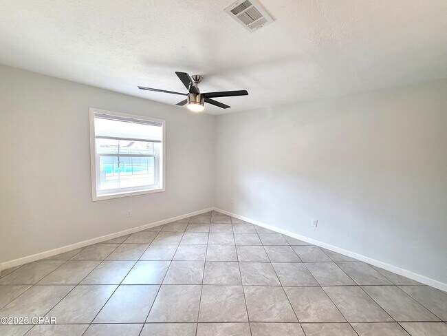Building Photo - 325 Alexander Dr