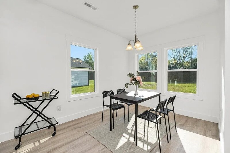 Building Photo - 206 Essex Dr