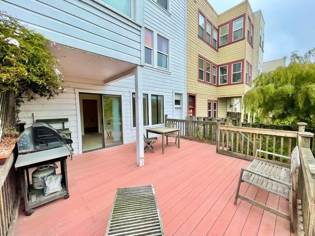 Building Photo - Charming Garden Apartment w/Deck, Prime Inner Richmond Location PROGRESSIVE