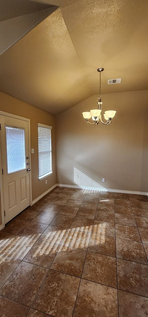 Building Photo - Beautiful 3 Bed, 2 Bath Duplex in Clear Creek Area - Viewable Now