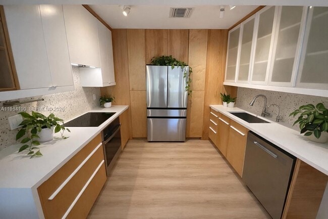 Building Photo - 240 Greenwood Dr