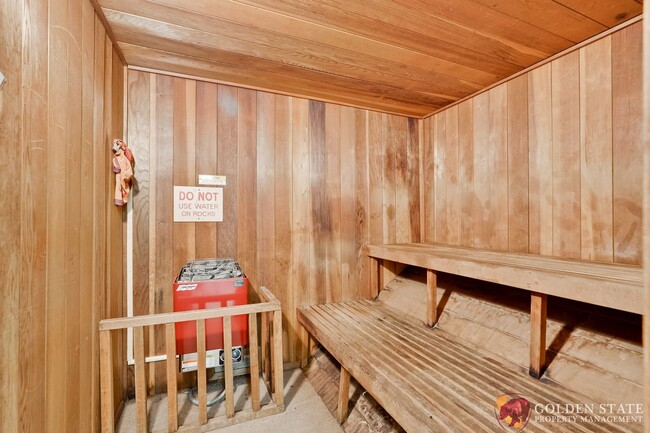 Building Photo - Updated 1 Bedroom Condo with Oversized Private Patio in Prime Mountain View Location