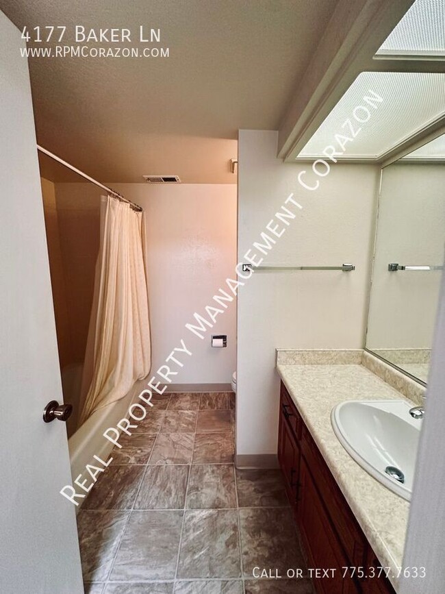 Building Photo - Spacious 2 bedroom apartment w/ A/C, washe...