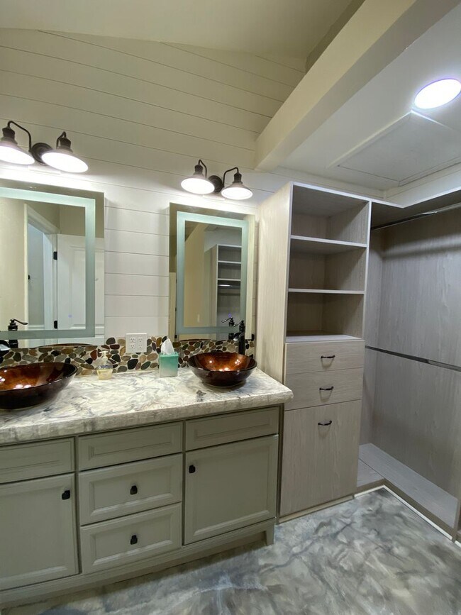 Building Photo - *COMING SOON* Beautifully Upgraded Rancher...