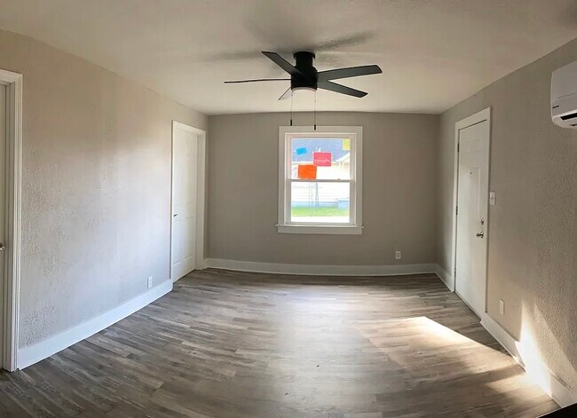 Building Photo - 710 Riverview Dr