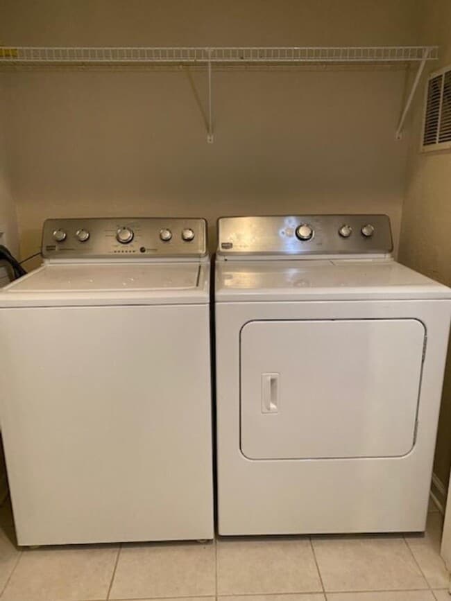 Building Photo - Spacious 3/2 Condo with Pond View!