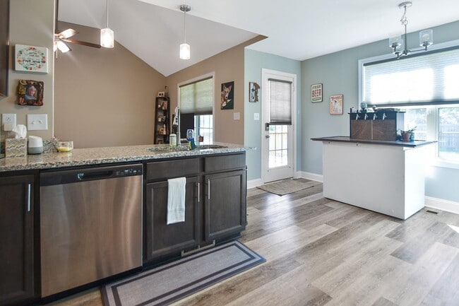 Building Photo - Pet Friendly Three Bedroom!