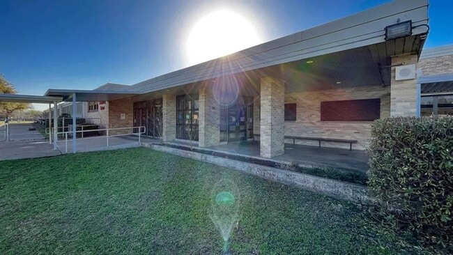 Building Photo - 325 Darwin Pl