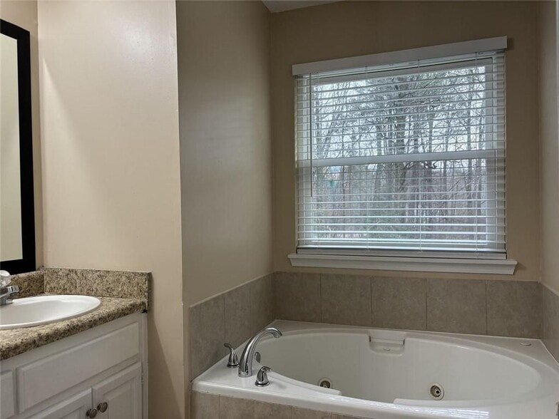 Building Photo - 3410 Camens Ct NE