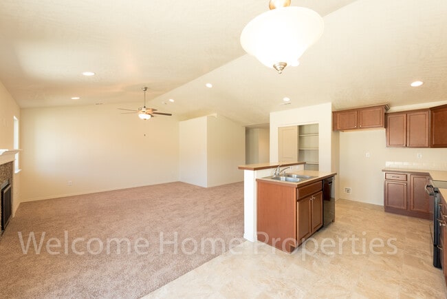 Building Photo - Beautiful Home