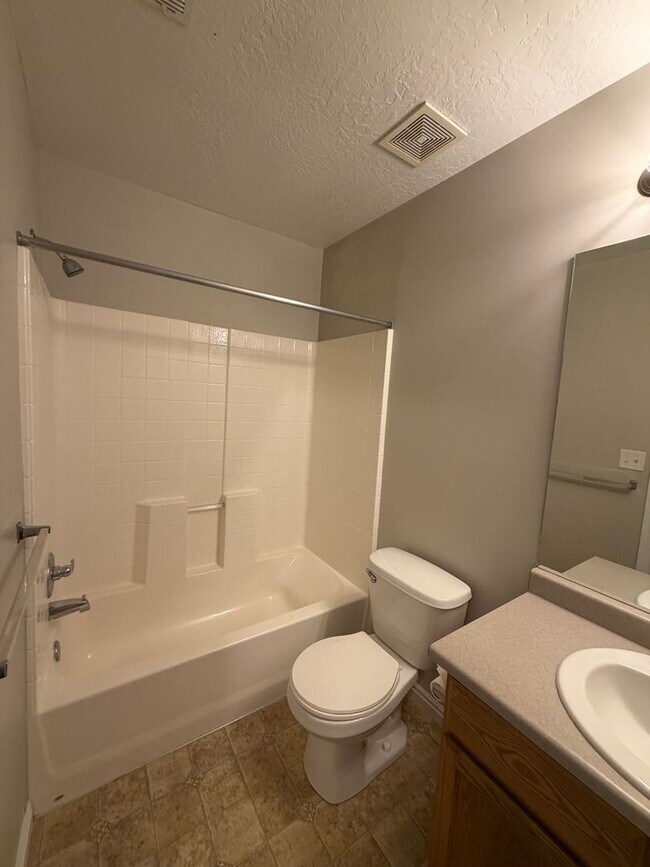 Building Photo - 977 Chelsea Ln
