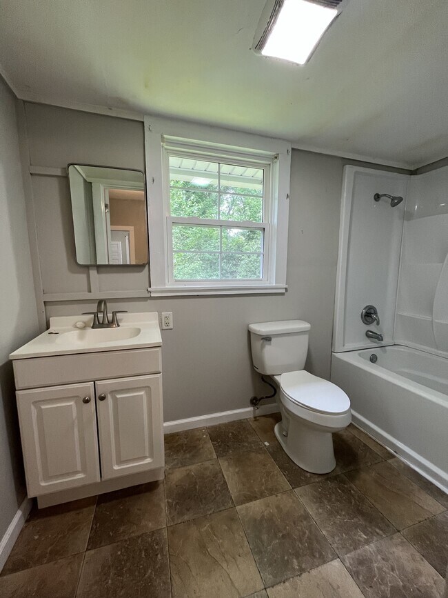 Building Photo - 173 Poplar St