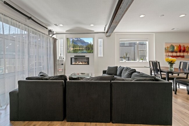 Building Photo - 3 bd/2.5 ba Townhome in Green Mountain Pla...
