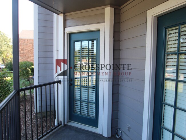 Building Photo - Tour Today: Downstairs 1 Bed 1 Bath Apartment!