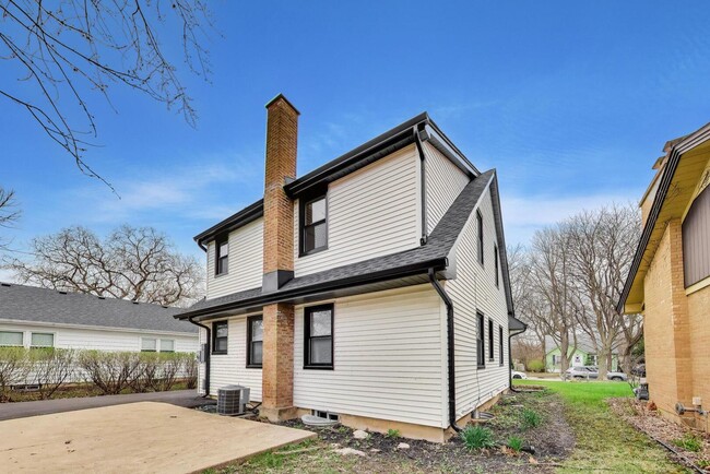 Building Photo - 408 S Maple St