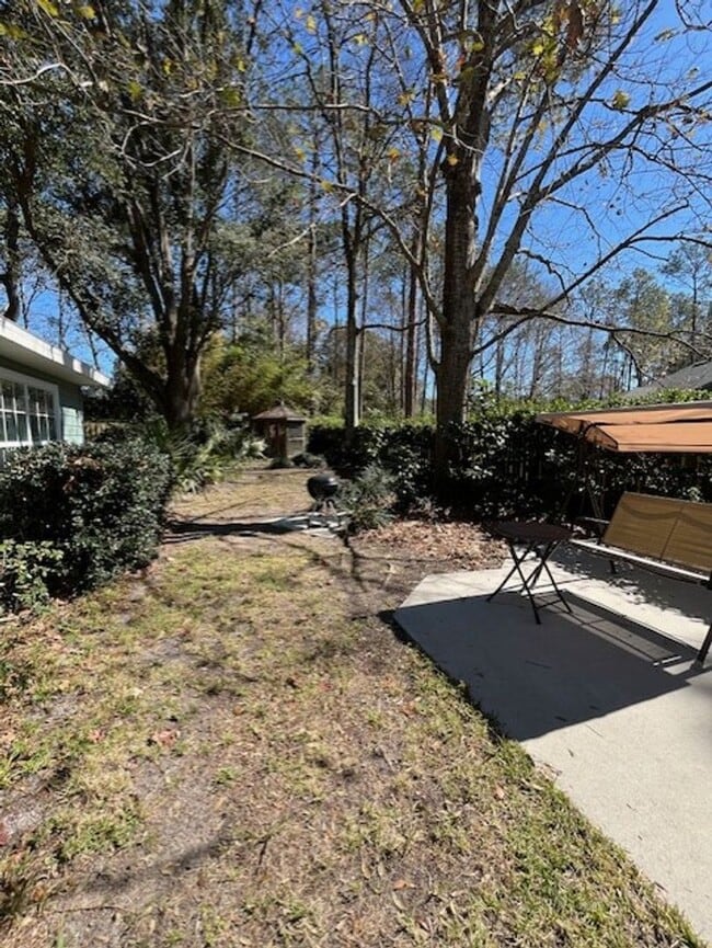 Building Photo - Beautiful and completely Renovated 3/2 fen...