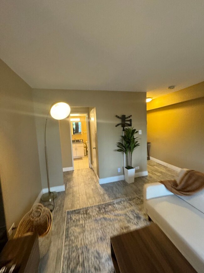 Building Photo - Furnished 1 bedroom 1 bathroom apartment