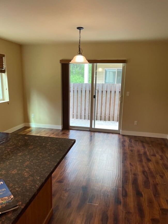 Building Photo - Beautiful 4 Bedroom in a small and exclusive neighborhood