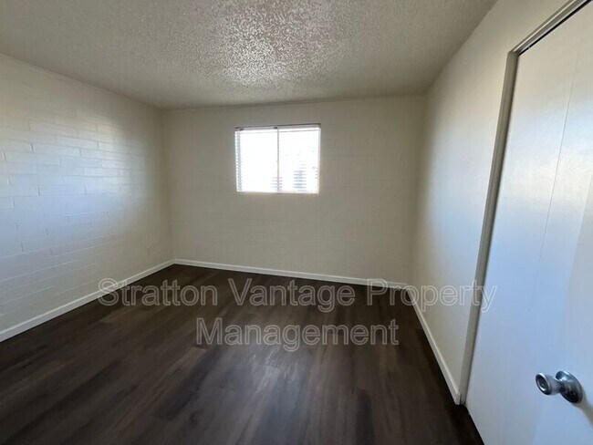 Building Photo - 6936 E 4th St