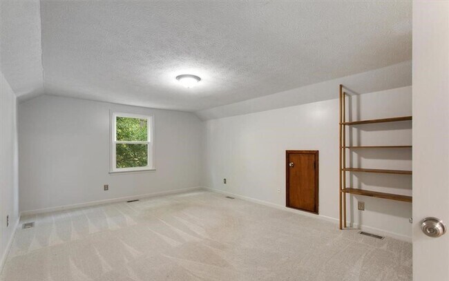 Building Photo - Large Home in Michael's Woods