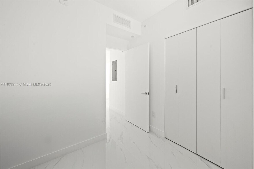 Building Photo - 700 NE 24th St