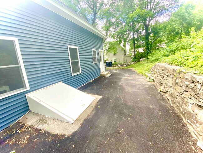 Building Photo - 1592 Main St