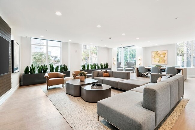 Building Photo - Vantage Pointe