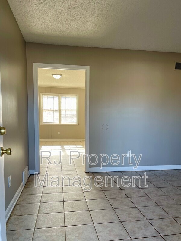 Building Photo - 4211 Lansdowne Dr