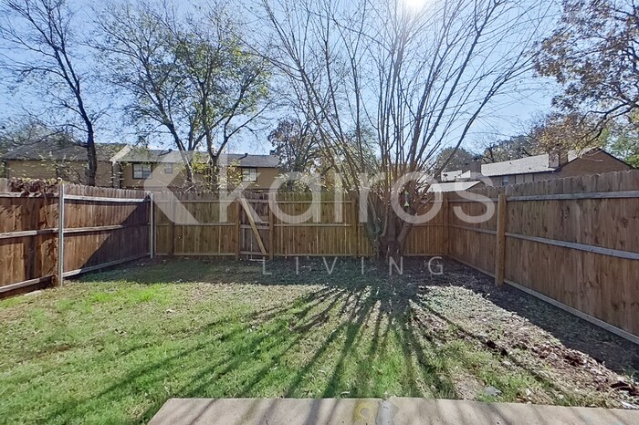 Building Photo - 832 Courtenay Pl