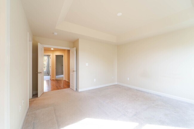 Building Photo - Stunning Centreville Townhome With Excellent Commuter Access