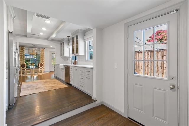 Building Photo - 5921 Kenwood Ave