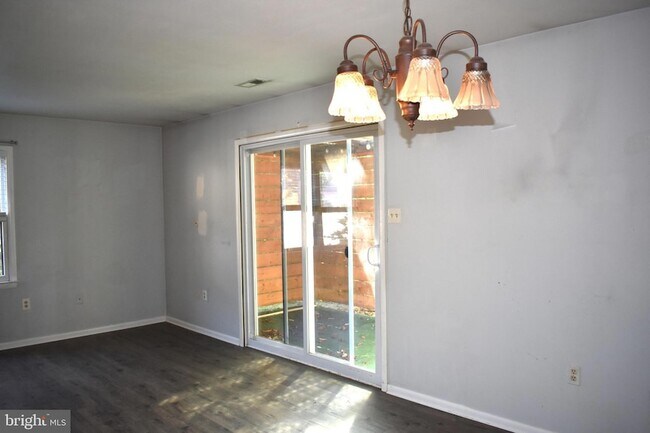 Building Photo - 27 Pin Oak Ln