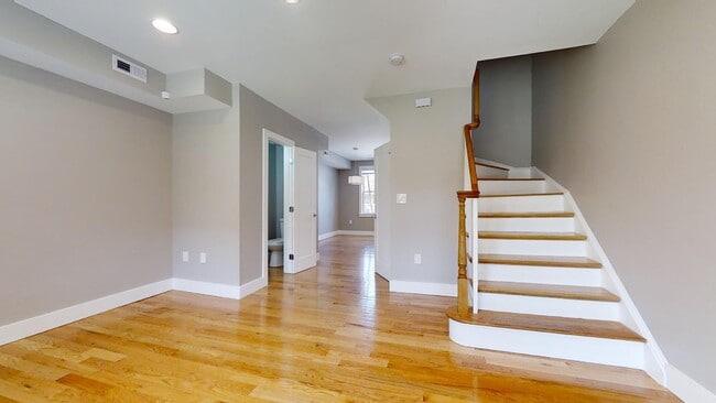 Building Photo - 12 Hawaii Ave NE