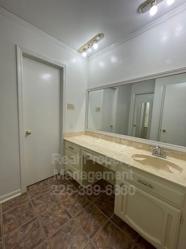 Building Photo - 9147 Fox Run Ave