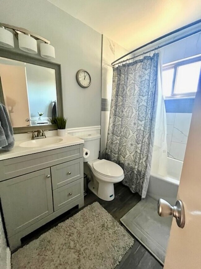 Building Photo - Well maintained 4 bedroom home available in the Rockrimmon area!