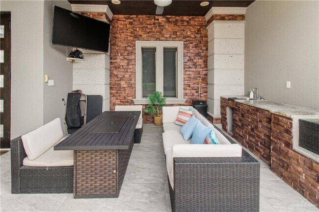 Building Photo - 30 Queens Ave