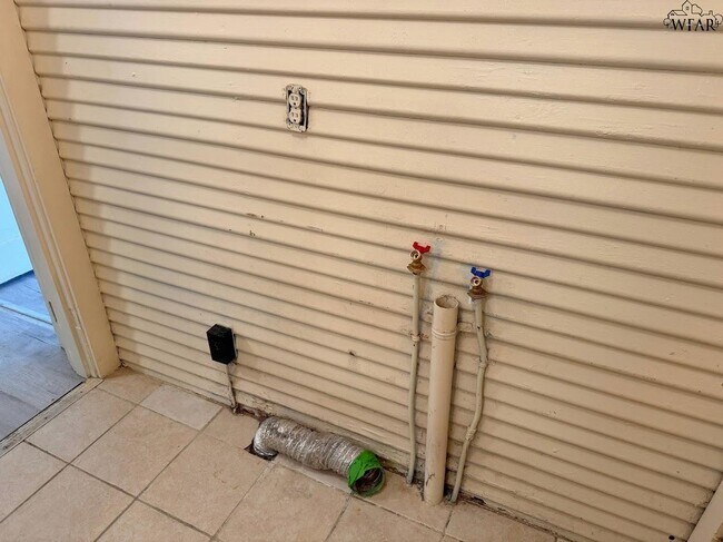 Building Photo - 1818 Collins Ave